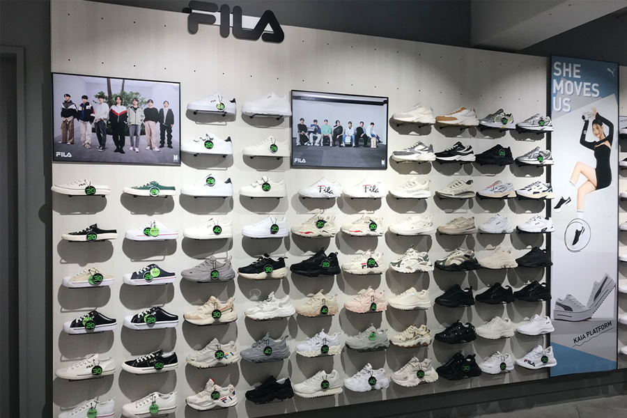 臺灣ABC Mart店內展示Skechers鞋款及流行服飾展示