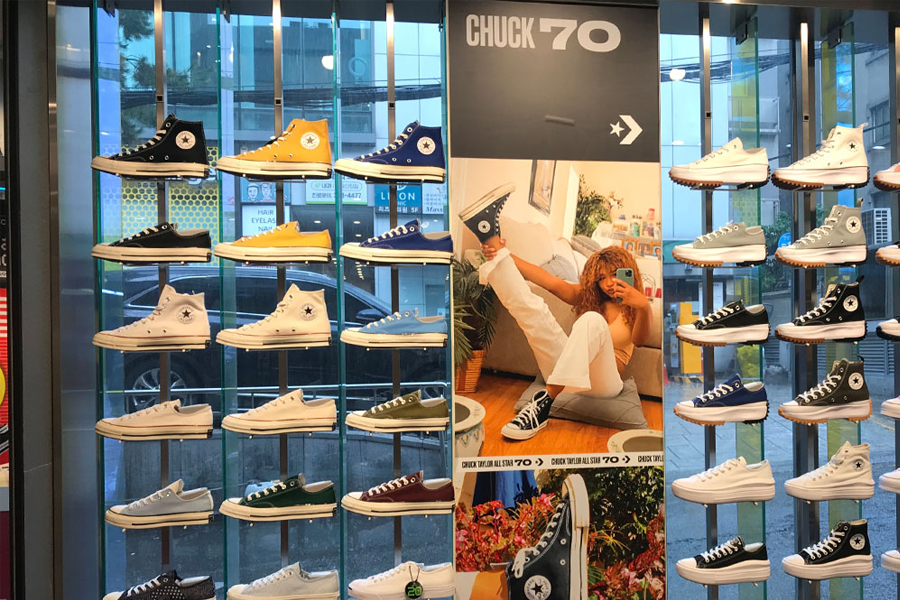 臺灣ABC Mart店內展示,提供Crocs鞋子和定製配件選擇