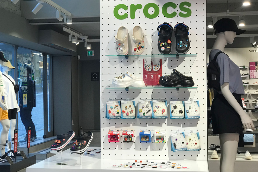 臺灣ABC Mart店內展示Nike品牌鞋款和服飾,附有促銷信息