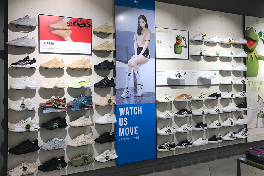 臺灣ABC Mart店內展示Vans品牌鞋款陳列,附有促銷信息