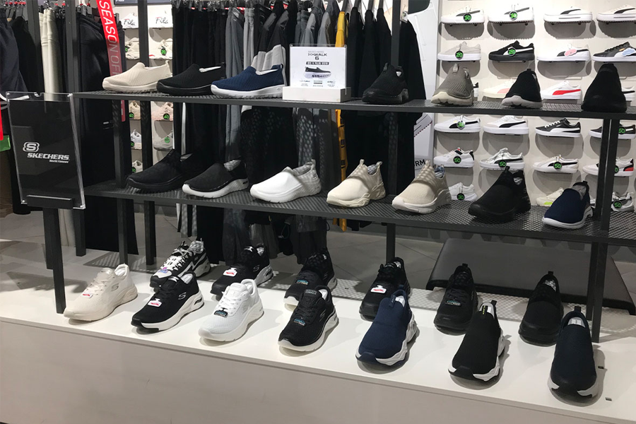 臺灣ABC Mart店內展示Puma品牌鞋款,提供大小折扣選擇