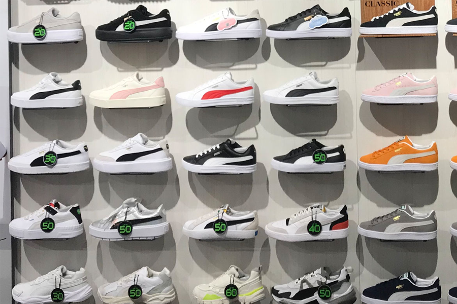 臺灣ABC Mart店內展示Asics鞋款,提供多種型號選擇