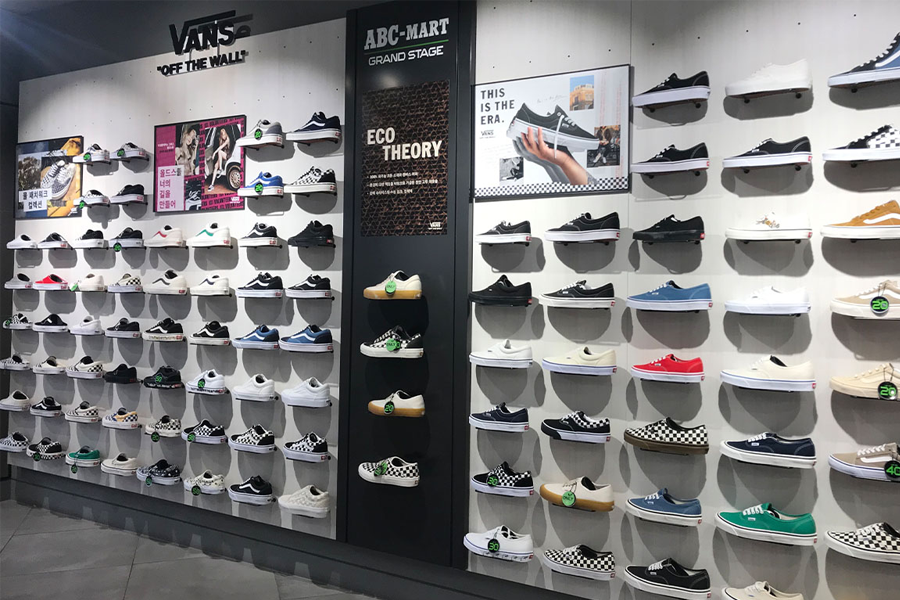 臺灣ABC Mart店內展示,多款Nike拖鞋及其他運動品牌拖鞋