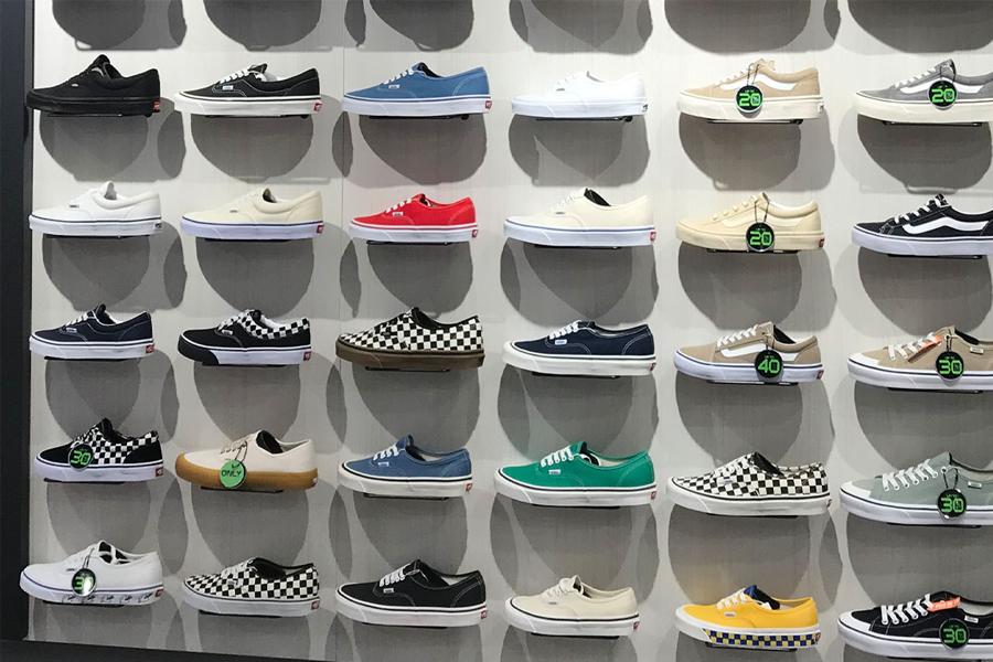 臺灣ABC Mart店內展示Vans品牌鞋款,提供多樣款式選擇