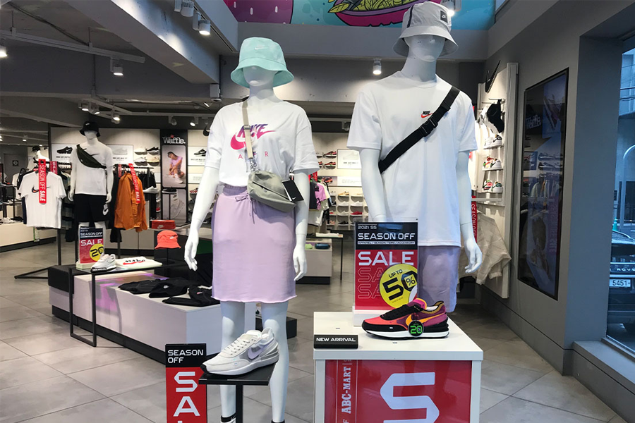 臺灣ABC Mart店內模特展示Nike品牌服飾和鞋款,附有折扣信息