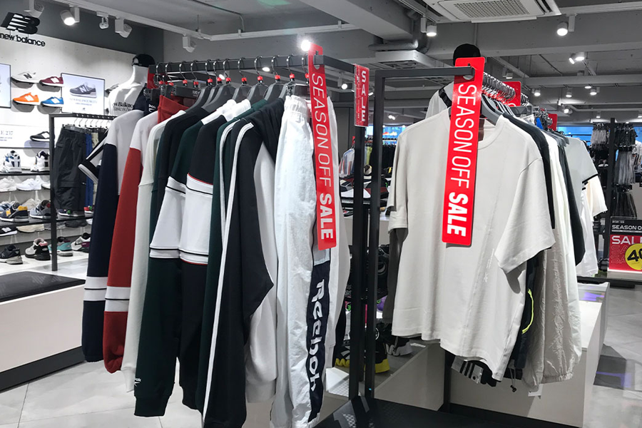 臺灣ABC Mart店內FILA鞋款展示,提供不同促銷選擇