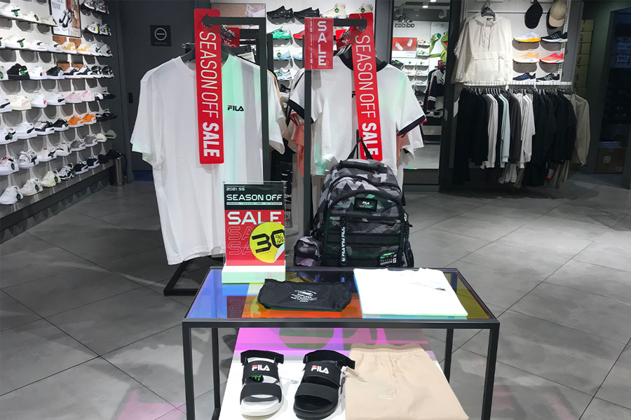 臺灣ABC Mart店內展示多款FILA運動鞋,附有促銷信息
