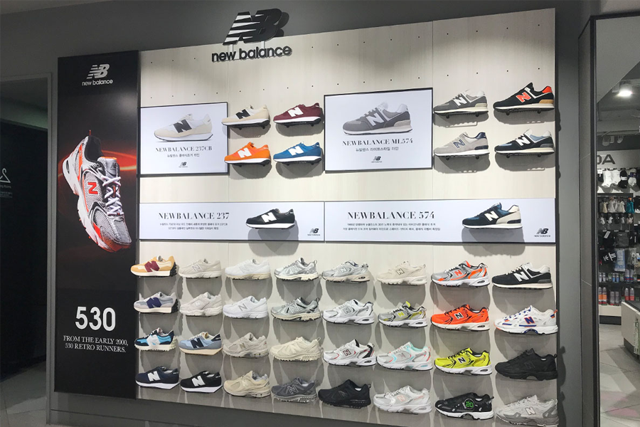 臺灣ABC Mart店內展示Adidas Stan Smith鞋款,附有促銷信息