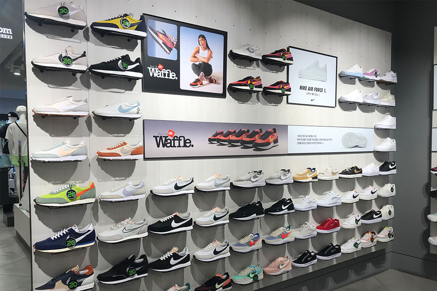 臺灣ABC Mart店內展示New Balance品牌的鞋款和配件