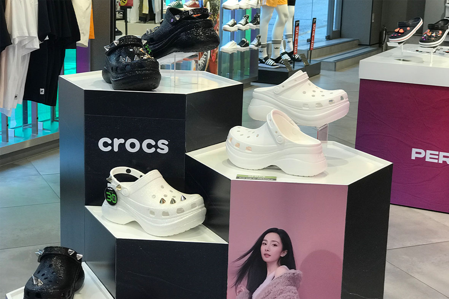 臺灣ABC Mart店內展示Nike品牌服裝與鞋款,附有促銷信息