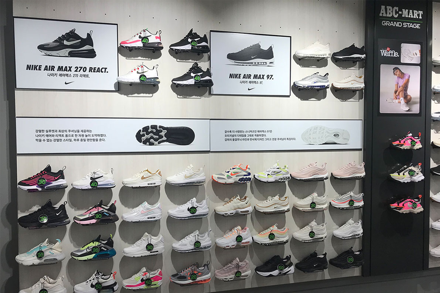 臺灣ABC Mart店內提供多款運動服裝和鞋子,附有促銷信息