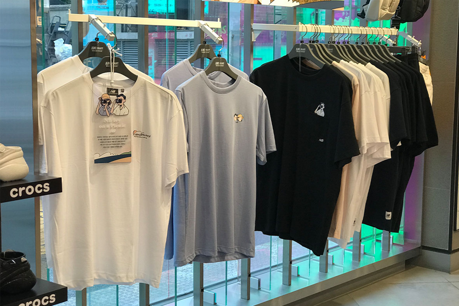 臺灣ABC Mart內部展示,提供多款Crocs品牌鞋子和配飾