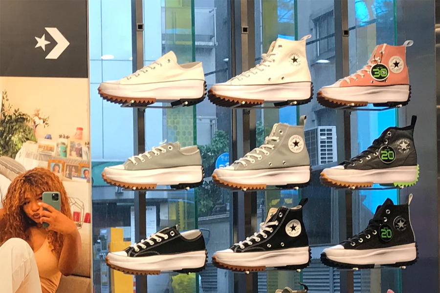 臺灣ABC Mart店內展示,提供Crocs品牌的配件和裝飾選擇