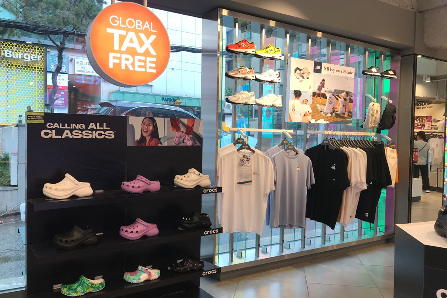 臺灣ABC Mart內部展示,靴子、服飾和配件綜合呈現