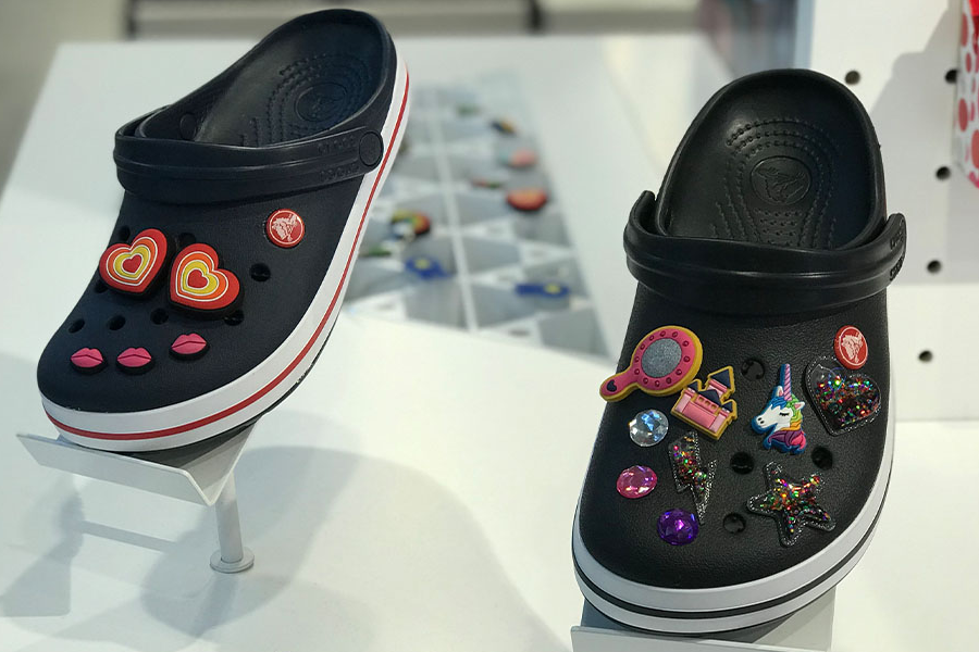 臺灣ABC Mart店內展示,提供各種Crocs配件銷售