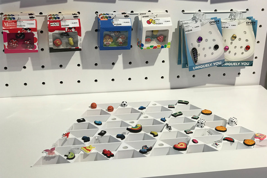 臺灣ABC Mart店內展示,提供Crocs洞洞鞋和配件