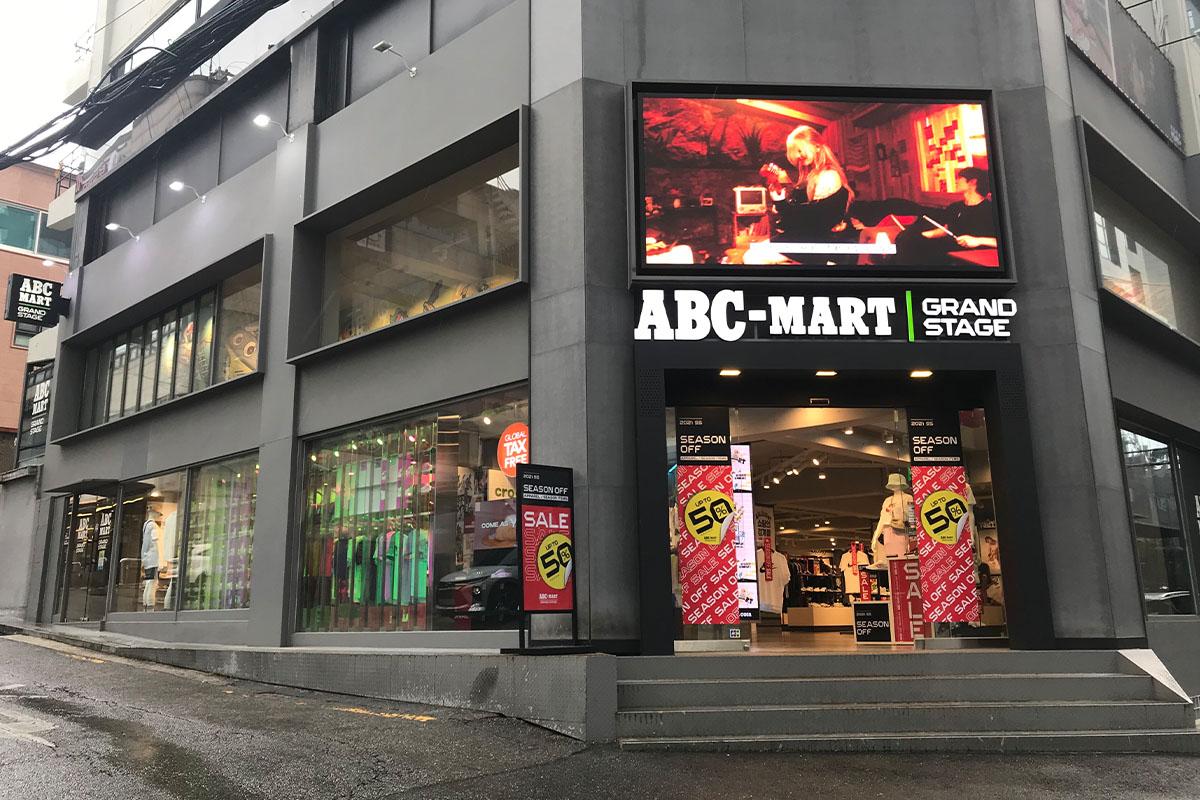 臺灣ABC Mart商店外觀,全店打折信息展示