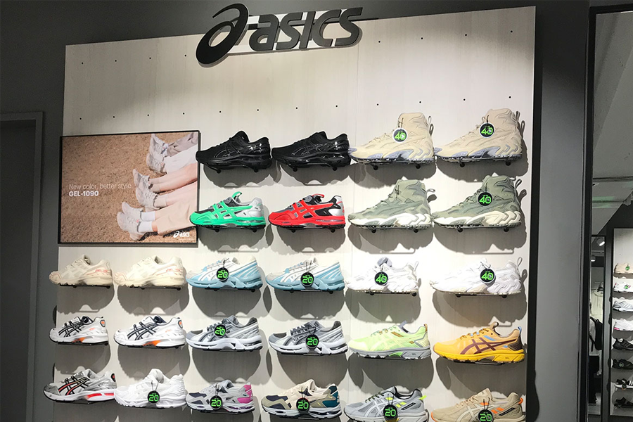 臺灣ABC Mart店內展示Adidas品牌服飾及鞋款,附促銷信息