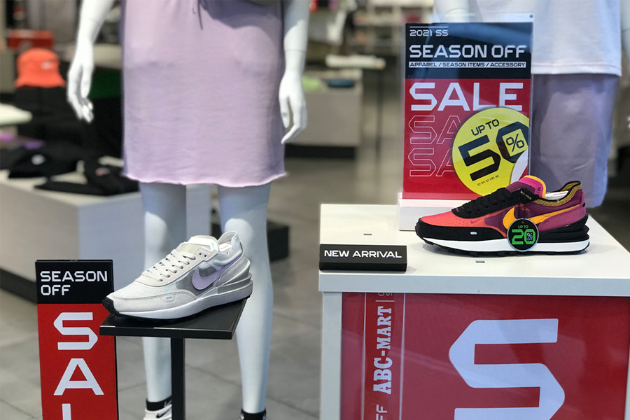 臺灣ABC Mart店內展示Nike鞋型款式,附有促銷折扣
