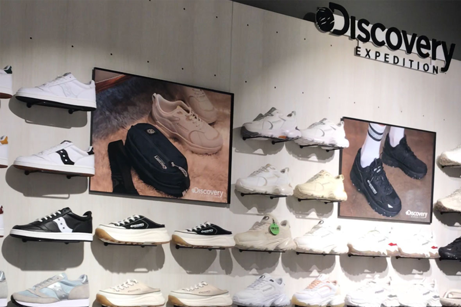 臺灣ABC Mart店內展示多款Puma運動鞋,附有促銷信息