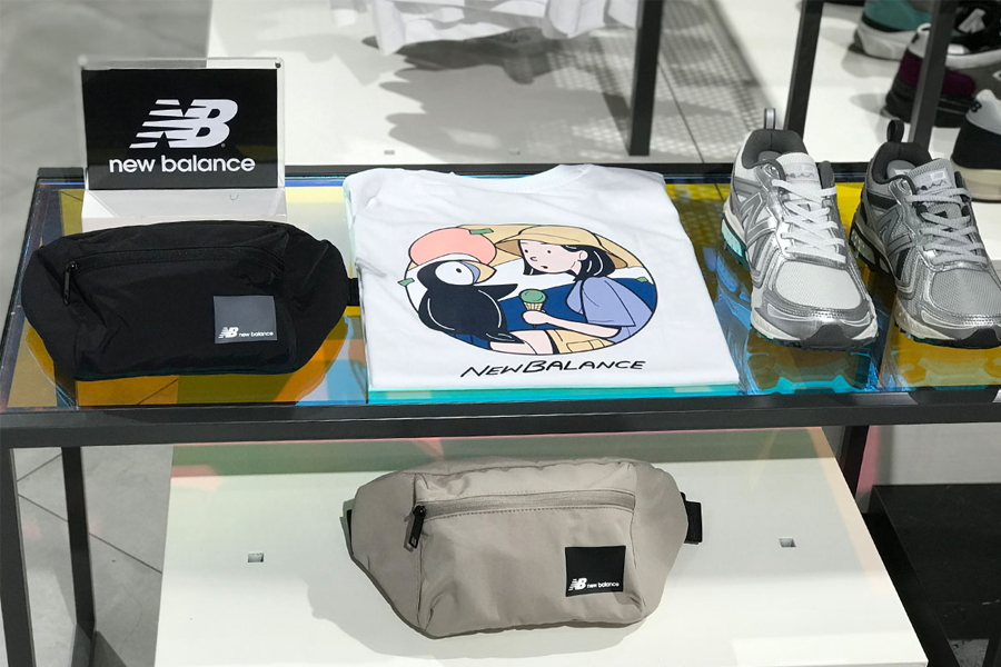 臺灣ABC Mart店內的服飾展示,附有促銷信息