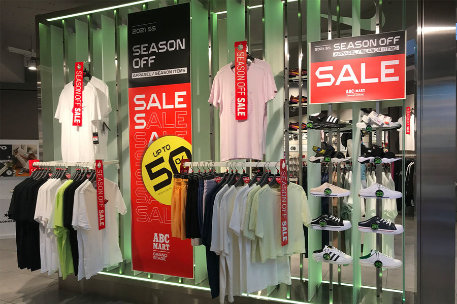 臺灣ABC Mart商店內部展示Crocs品牌鞋款和配件,附有促銷信息