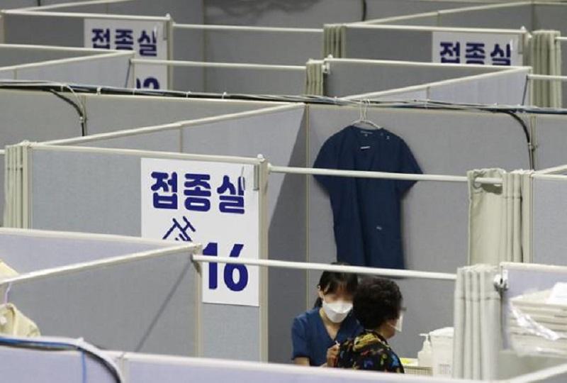 韓国の予防接種センターで、医療従事者が高齢者に新型コロナウイルスワクチン接種をサポートしている様子