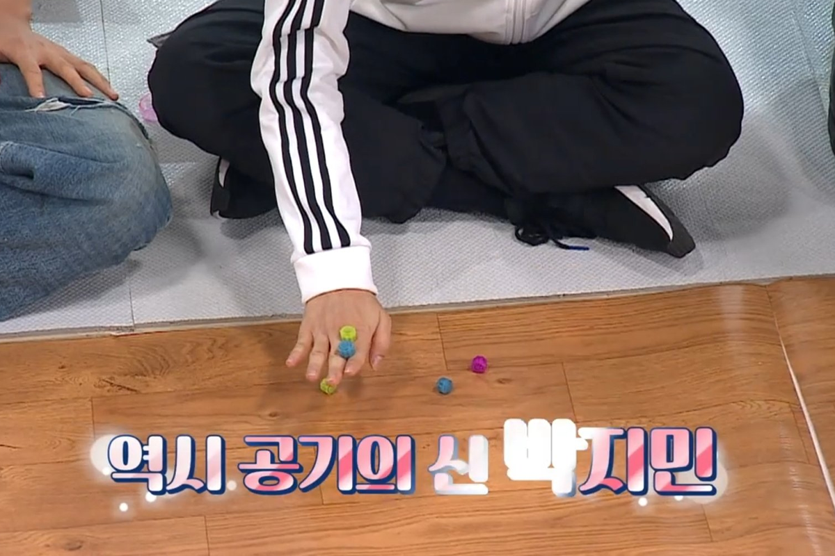 girl playing Gonggi on a korean tv show