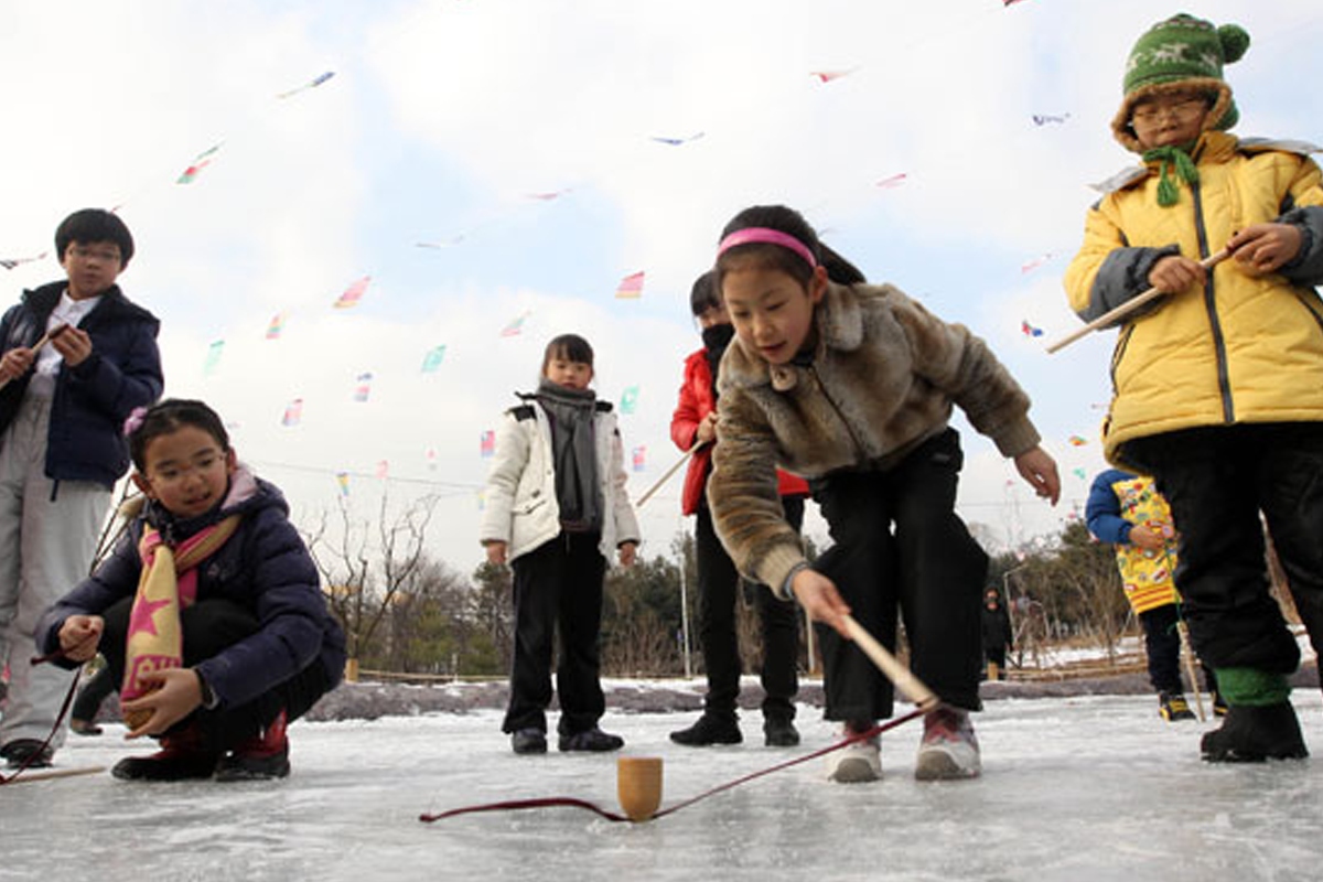 Korean children playing Spinning Top Game i