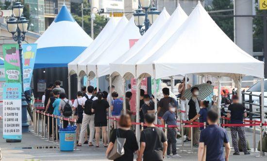 コロナ検査所で待機するソウル市民の長い行列。新型コロナウイルスのデルタ型変異株の拡大に伴う感染者急増で、ソウル市内では多くの検査所に市民が集まっています。