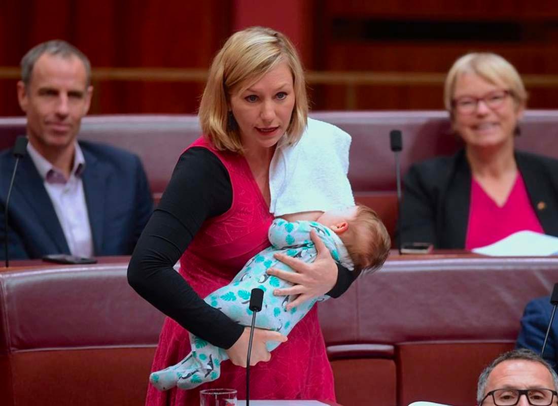นักการเมืองหญิงในที่ประชุมใหญ่พร้อมด้วยการอุ้มลูก เด็กที่กำลังดื่มนม ความพยายามนี้มุ่งเน้นให้เห็นถึงความจำเป็นในการสนับสนุนการเลี้ยงลูกในระหว่างการทำงาน