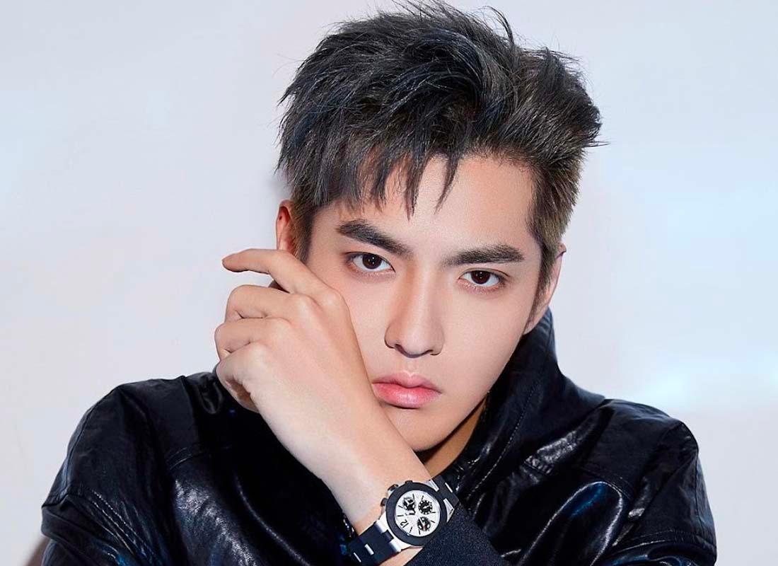 ดาราชายในแจ็คเก็ตหนังสีดำแสดงท่าทางสงวนท่าที