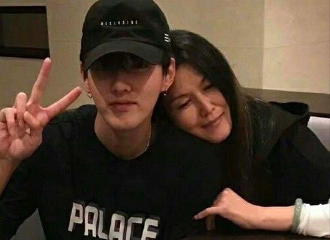 ดาราชายสวมหมวกสีดำทำท่าสัญลักษณ์สันติภาพ