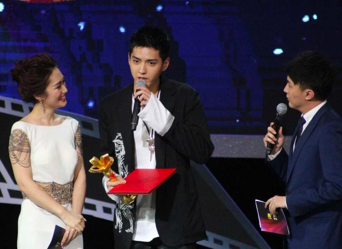 ดาราชายรับรางวัลบนเวทีจากพิธีกรผู้หญิง