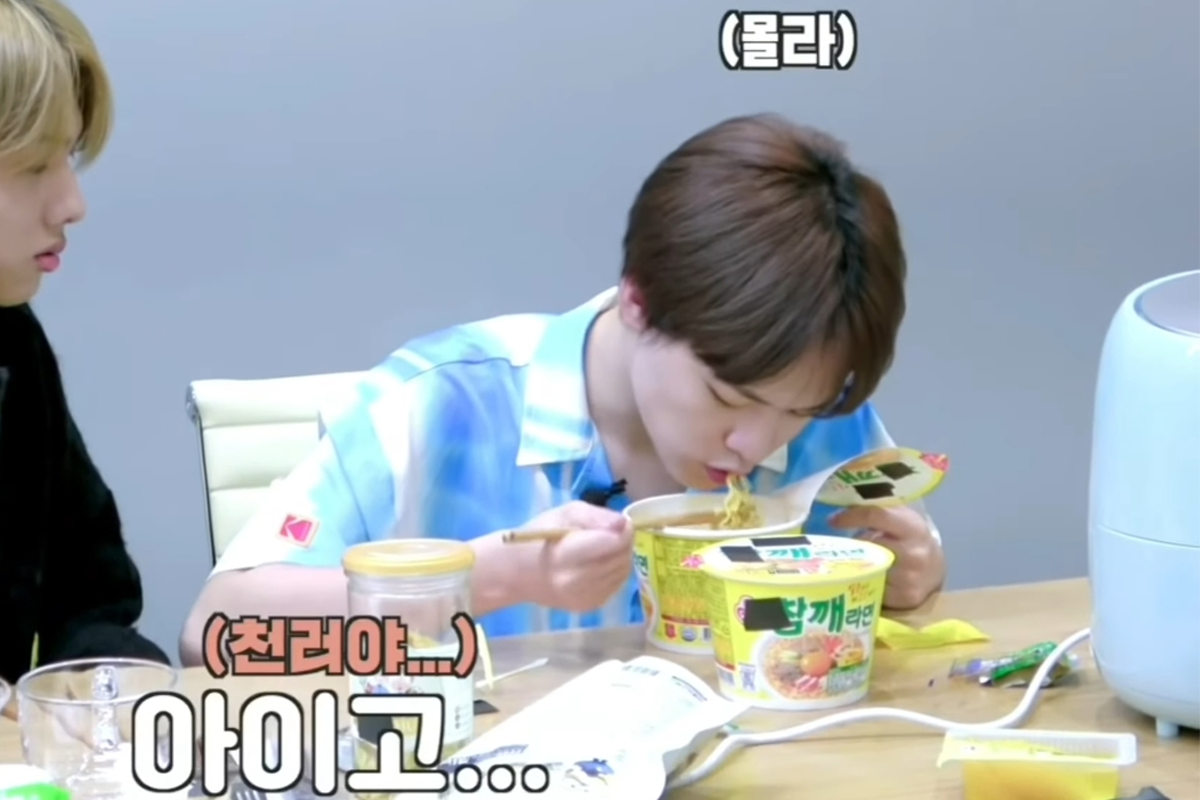 Chenle eating Ottogi Sesame Ramen on Chenji