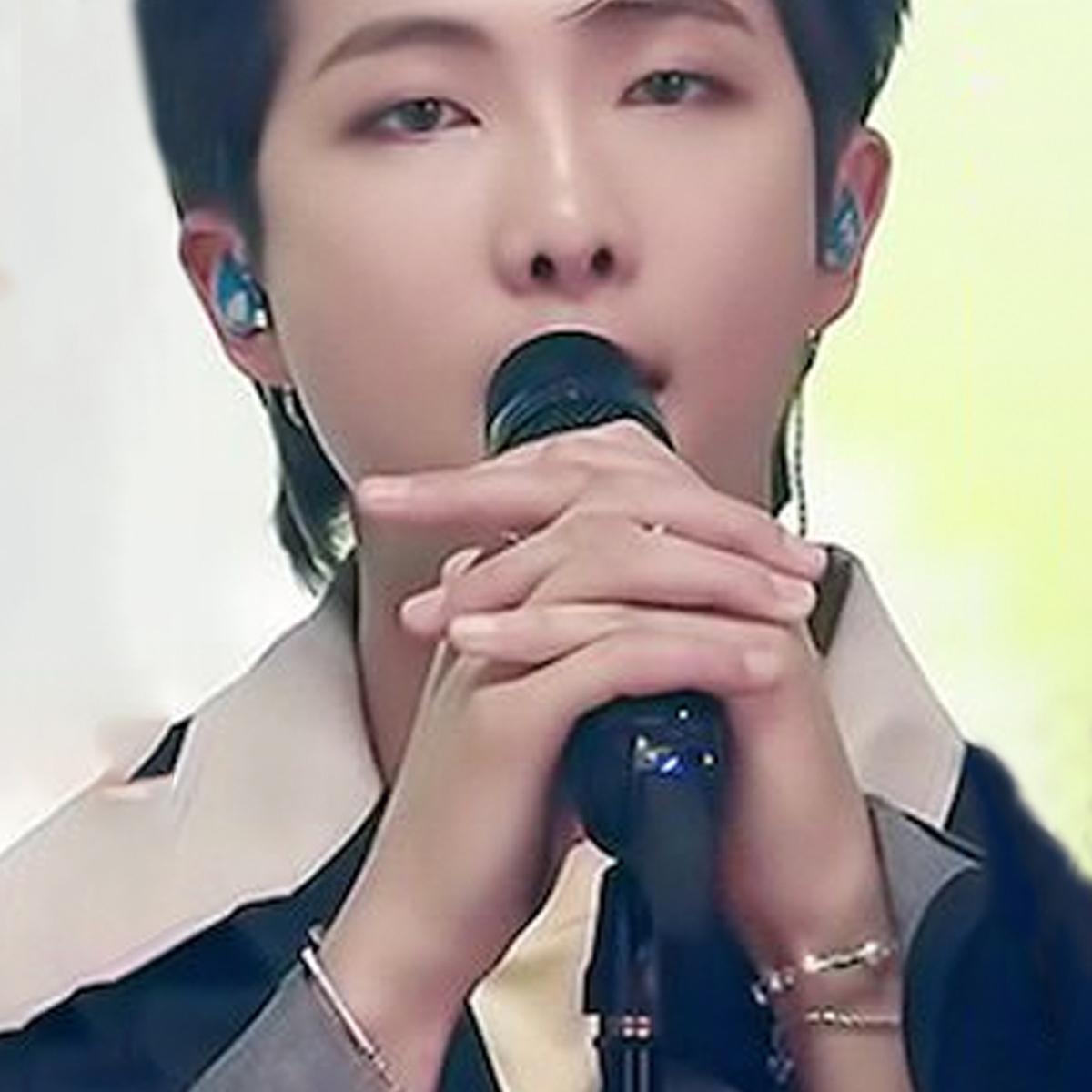 VINTAGE HOLLYWOOD珍珠水晶手鍊，以珍珠與水晶珠串打造百搭款，可調節長度。