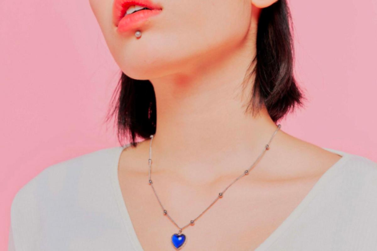 心形設計的温度變色頸鏈，韓國Wandering Youth品牌出品，為日常配件增添趣味。