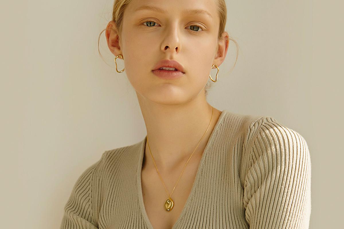 型格簡約的Volume墜飾頸鏈，由Roaju設計金色串飾，提升整體造型感。