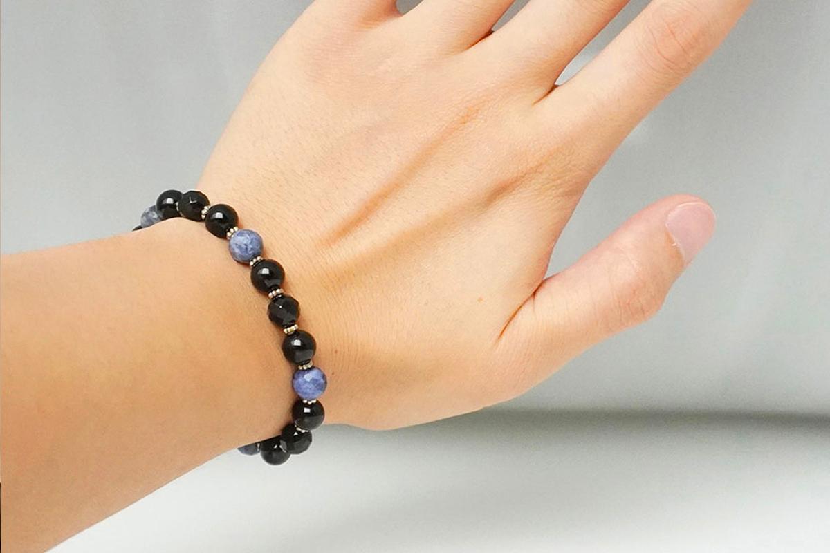 Delixir瑪瑙方鈉石珠鍊，結合時尚與功能性，提升日常生活的心靈舒適感。