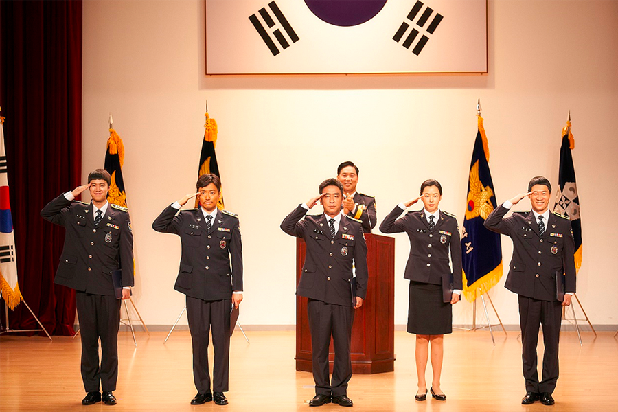 警校毕业生领取毕业证书，握手庆祝，新警官接受指挥官的祝贺，展现毕业仪式的喜悦时刻。