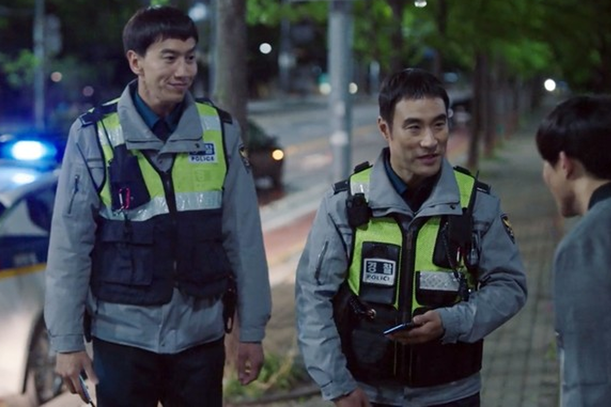 Korean police officers patrolling street at night, Lee Kwangsoo, Bae Sungwoo