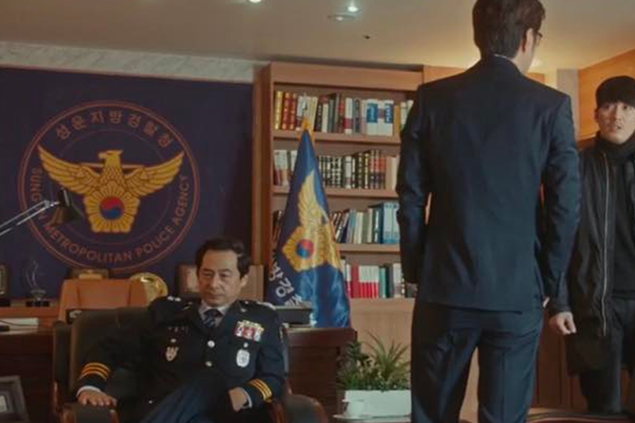 警察整理制服上的徽章，展示一个关注细节及专业形象的警察日常工作场景。