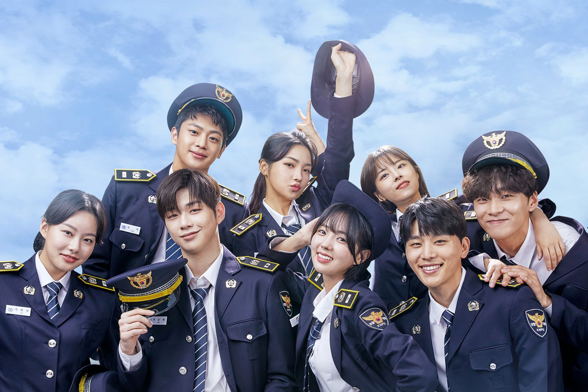 韩国警察举行仪式，警察们穿着制服，站在讲台前，展示庄重的仪式氛围。