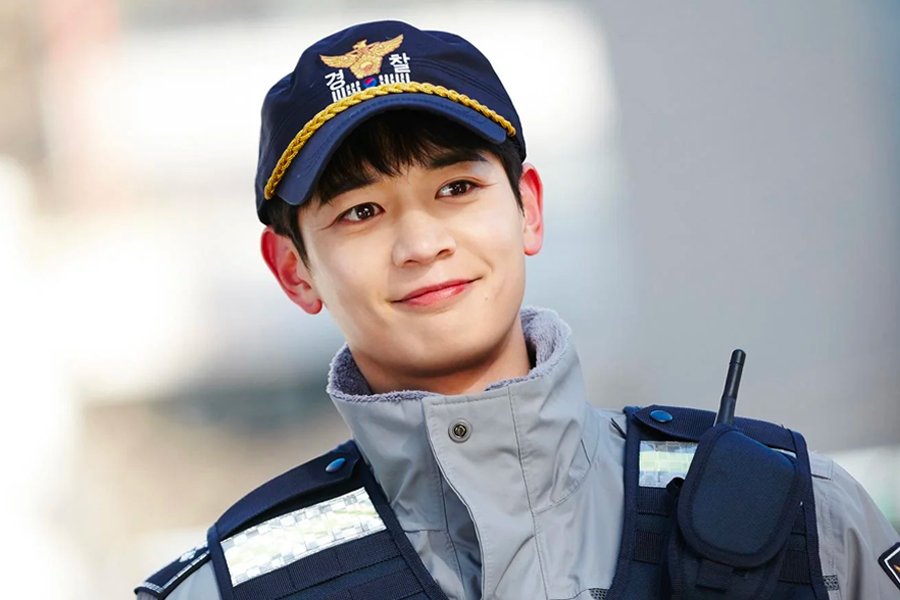 交通警察在指挥交通，背面视角，穿着反光背心，指挥车辆的及时通过。