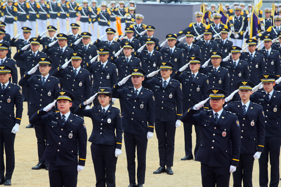 韩国警察大学学生在课堂上认真听课，学生们穿着制服，专注于学业。