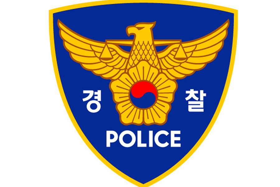 韩国警察徽章，徽章呈蓝色背景，中央有金色雄鹰和象征韩国旗帜的标志展示警队的象征意义。