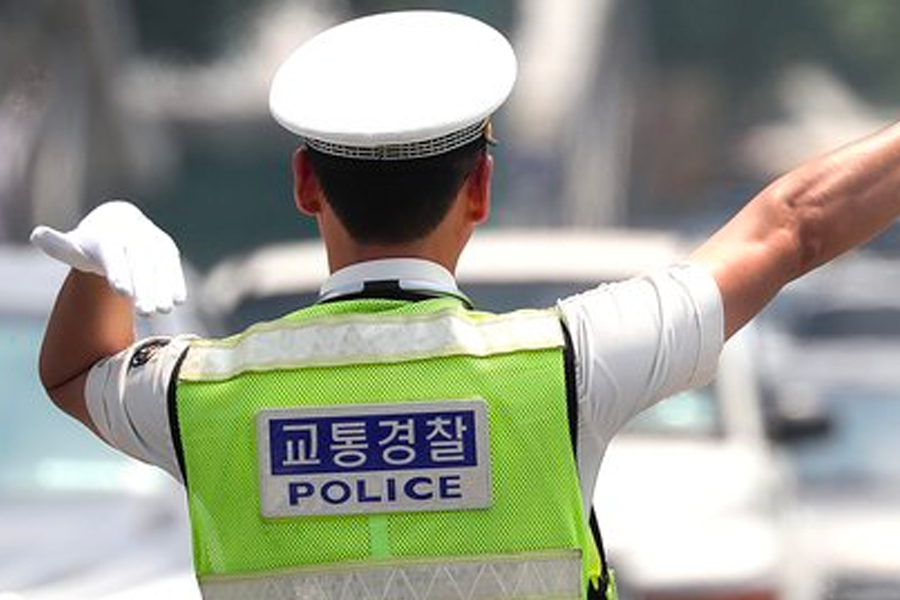 夜间的警察巡逻场景，警察在街上与路人交流和维护治安，展示动态警务工作。