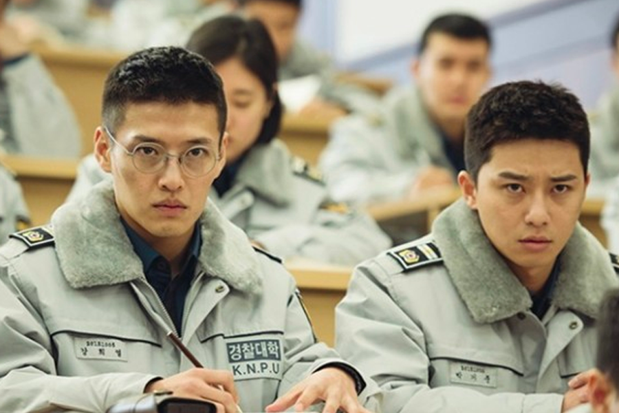 韩国警察大学的毕业典礼，学生们穿着正式的制服，排列整齐，背景是警校的操场。