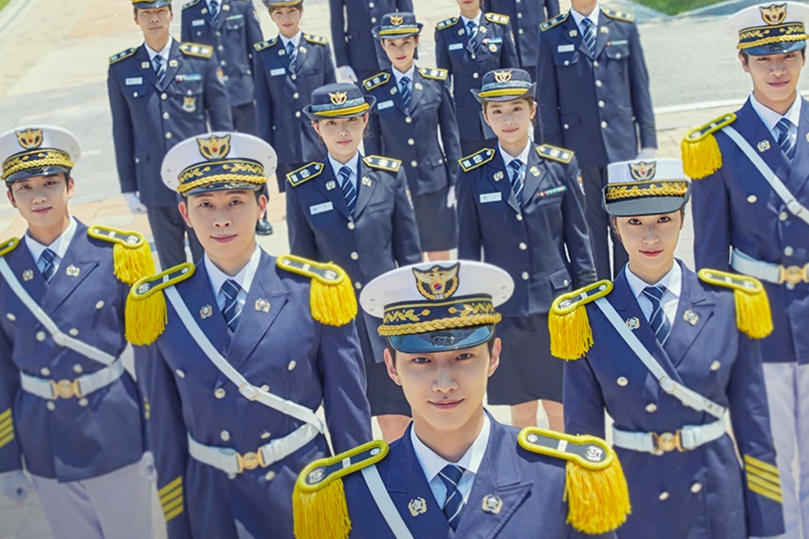 《警察课程》电视剧的角色们聚在一起，天空作背景，角色穿着警察制服，充满活力与青春气息。