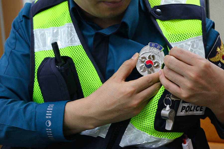 警察在街头巡逻，协助处理公共事务，展示警察在夜间依然工作以确保公共交通安全。